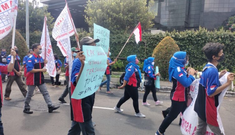 Anggota LAMI saat melakukan aksi di depan gedung KPK, Kamis (27/5/2021).