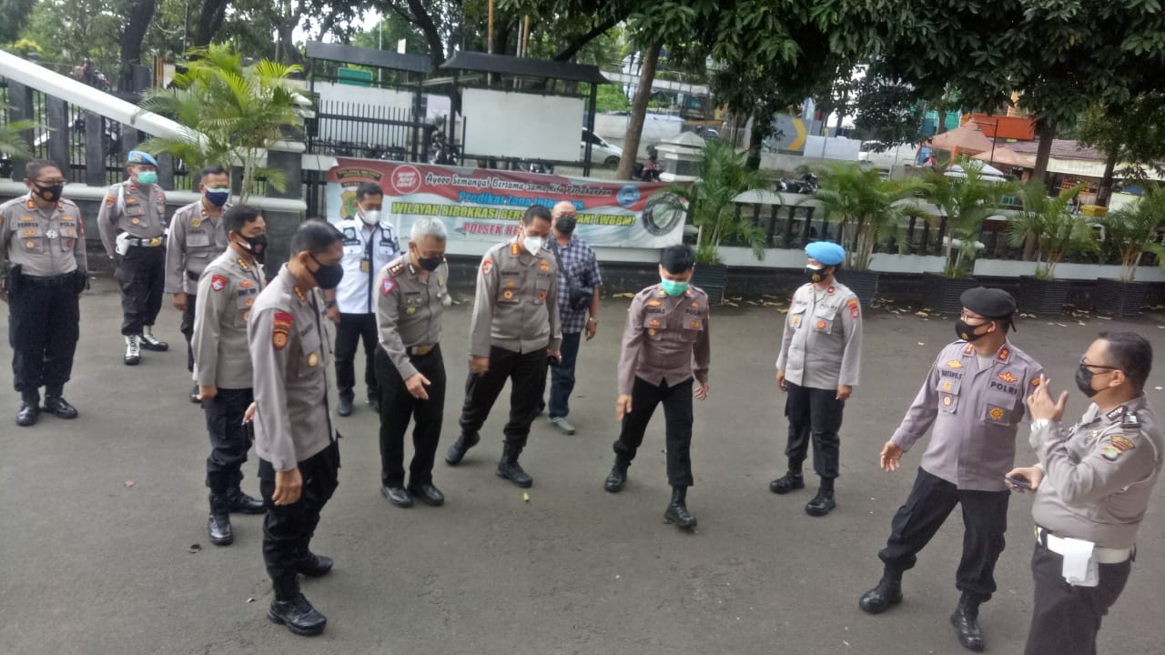 Team Asistensi KTJ dari Polda Metro Jaya saat mengunjungi Mapolsek Bekasi Kota pada Senin (21/06)