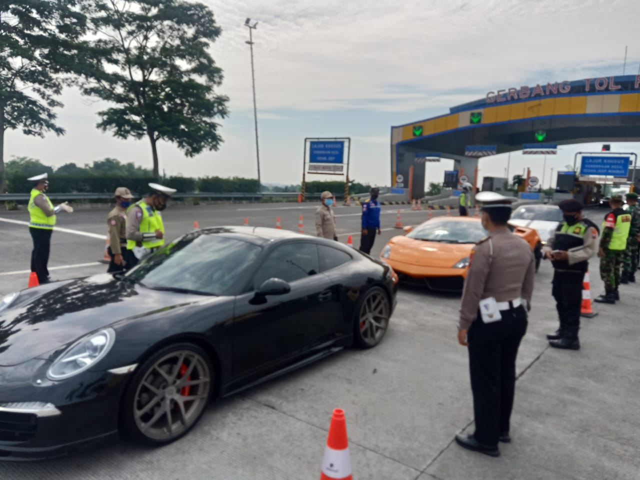 AKP Andhika saat memberhentikan super car di exit Tol
