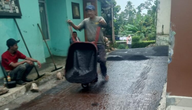 Pengaspalan jalan desa yang dibiayai oleh dana Samisade