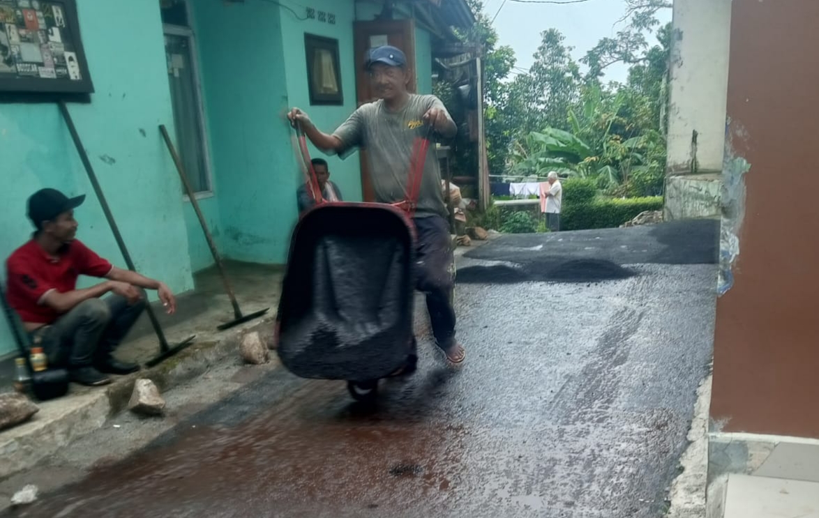 Pengaspalan jalan desa yang dibiayai oleh dana Samisade