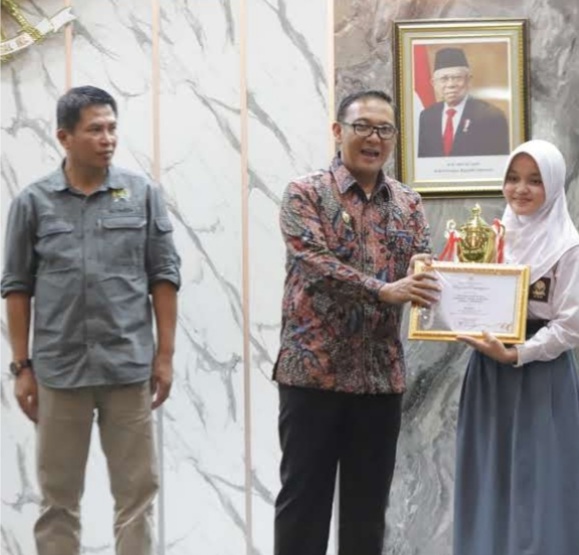 Plt Bupati Bogor saat menyerahkan hadiah bagi pemenang