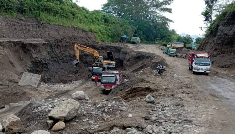 Aktivitas penambangan pasir dan batu di Dusun Simbar Desa Plosokidul Kecamatan Plosoklaten Kabupaten Kediri.