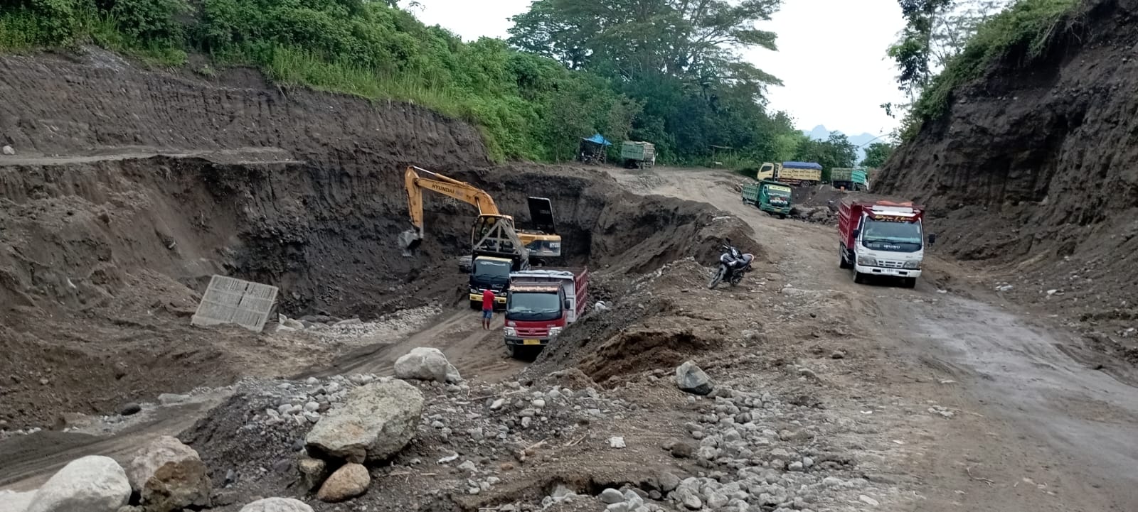 Aktivitas penambangan pasir dan batu di Dusun Simbar Desa Plosokidul Kecamatan Plosoklaten Kabupaten Kediri.