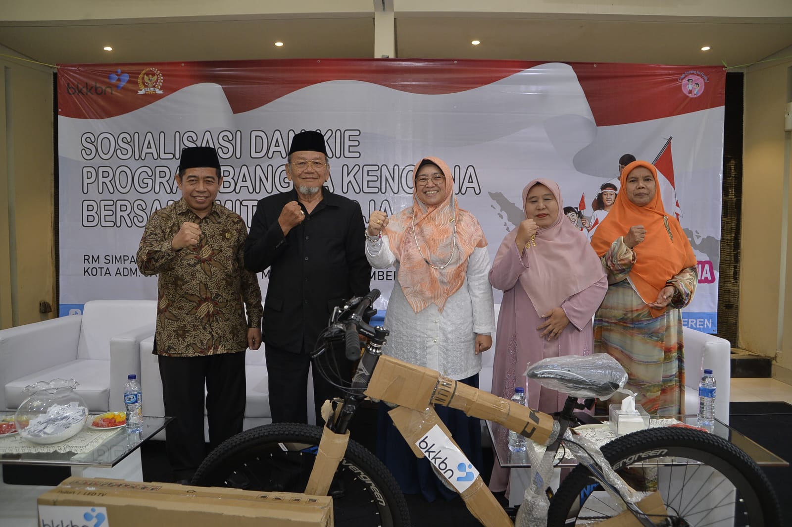 Cegah Stunting. Tokoh DKI Jakarta Khairudiin, Kepala Suku Dinas PPAPP Jakarta Selatan Drs Fathur Rochim, Wakil Ketua Komisi IX DPR RI Dr. Kurniasih M ufidayati, M.Si, Direktur Pemaduan Kebijakan Pengendalian Penduduk BKKBN RI dan Kepala Bidang Pengendalian Penduduk Dan KB Dinas PPAPP Prov DKI Jakarta Ferlina Kirtiasih dalam agenda Sosialisasi Pencegahan Stunting di Setiabudi, Jakarta Selatan.(eng)